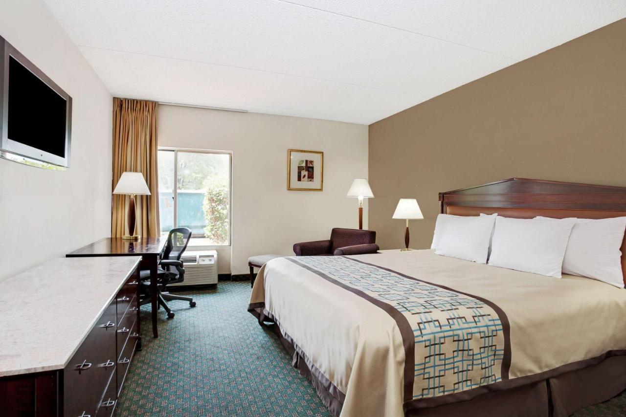 Days Inn By Wyndham Newport News City Center Oyster Point Exterior foto